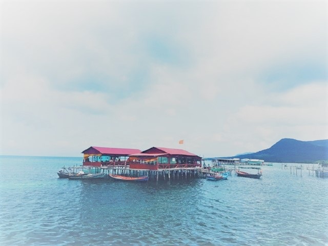 Đẹp mê hồn “vương quốc sao biển” ngay ở Phú Quốc - 4 Những ngôi nhà bè nhỏ bé giữa trời biển bao la. Ảnh: Phương Thảo
