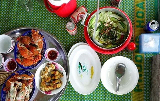 Đẹp mê hồn “vương quốc sao biển” ngay ở Phú Quốc - 6 Bữa ăn tươi ngon từ hải sản tại nhà bè. Ảnh: Dân Việt