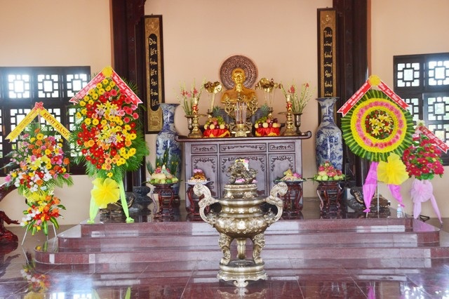 Bên trong là tượng Bác uy nghiêm, người dân tôn kính.