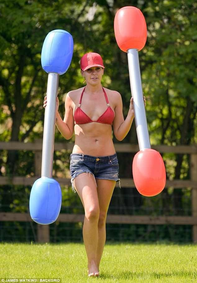 "Gái hư" Danielle Lloyd hạnh phúc bên chồng con - 15
Danielle cũng dự định quay lại với các chương trình truyền hình thực tế trong thời gian tới.