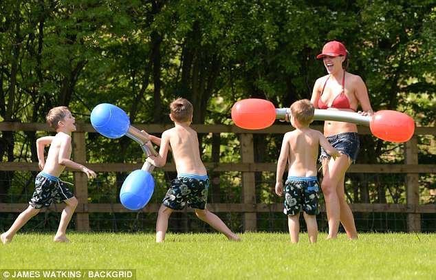 "Gái hư" Danielle Lloyd hạnh phúc bên chồng con - 14 "Gái hư" Danielle Lloyd hạnh phúc bên chồng con - 14