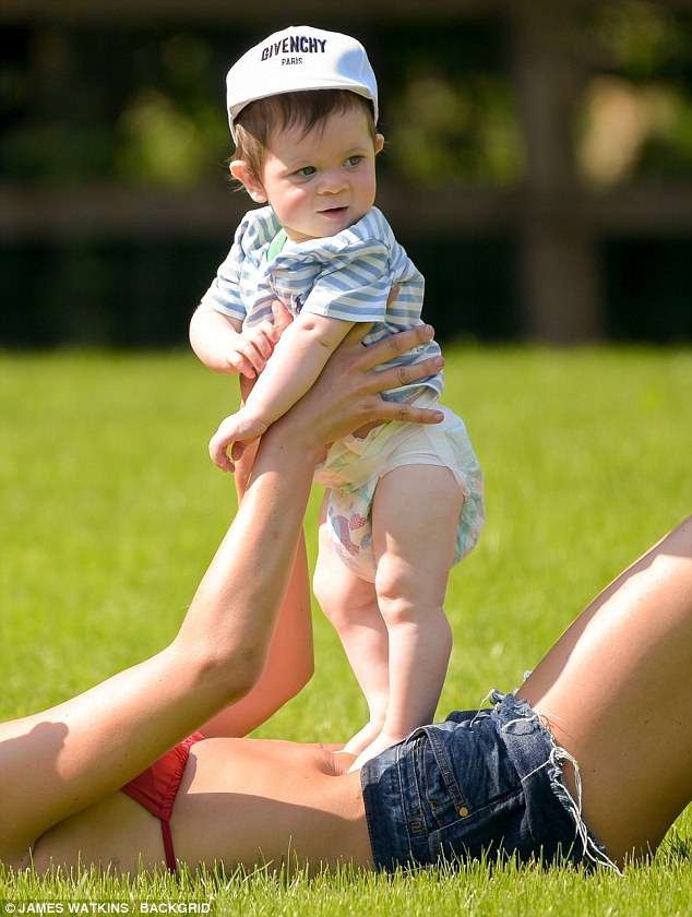 "Gái hư" Danielle Lloyd hạnh phúc bên chồng con - 12 "Gái hư" Danielle Lloyd hạnh phúc bên chồng con - 12