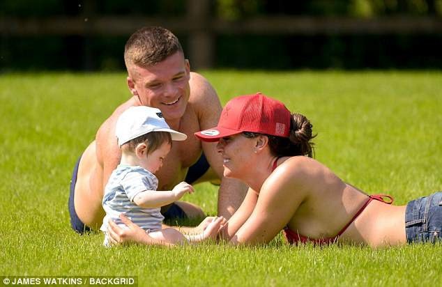 "Gái hư" Danielle Lloyd hạnh phúc bên chồng con - 10 "Gái hư" Danielle Lloyd hạnh phúc bên chồng con - 10