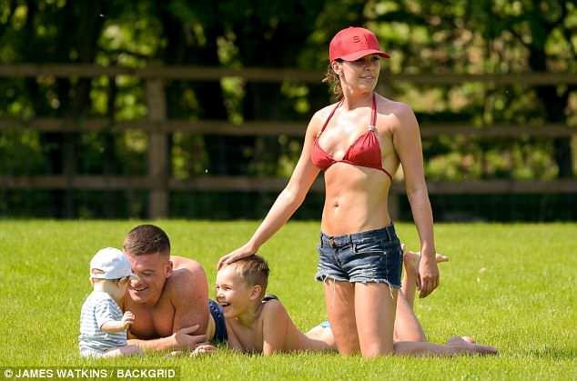 "Gái hư" Danielle Lloyd hạnh phúc bên chồng con - 9 "Gái hư" Danielle Lloyd hạnh phúc bên chồng con - 9