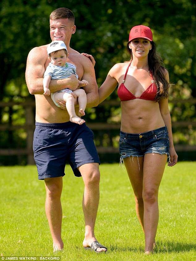 "Gái hư" Danielle Lloyd hạnh phúc bên chồng con - 8
Bé Ronnie, 8 tháng tuổi, sở hữu nhiều nét giống cha ruột.