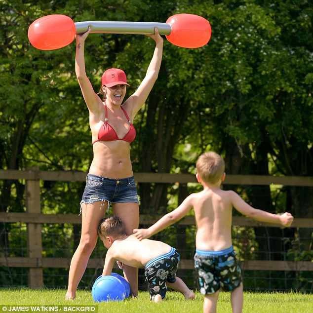 "Gái hư" Danielle Lloyd hạnh phúc bên chồng con - 5
Trong mắt bạn bè, đồng nghiệp, Danielle là một phụ nữ tận tụy và hết lòng vì con. Trước khi lập gia đình và làm mẹ, cô thuộc tuýp phụ nữ nổi loạn với tình trường vô cùng ồn ào. Từ khi có con, cô từ bỏ những bữa tiệc, những mối quan hệ tình cảm rắc rối để tập trung chăm sóc, dạy dỗ các con.
