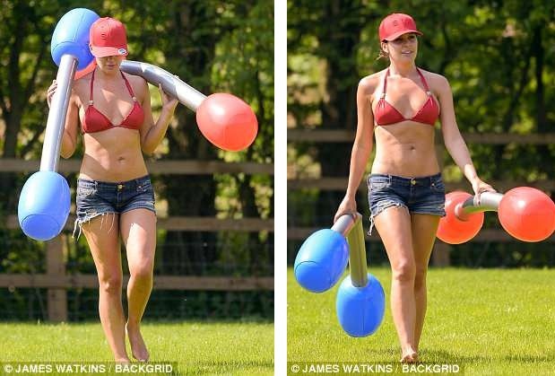 "Gái hư" Danielle Lloyd hạnh phúc bên chồng con - 4
Bà mẹ bốn con đang có cuộc sống viên mãn bên chồng trẻ, Michael ONeill, cùng bốn cậu con trai. Cô ly dị vào năm 2014 và hò hẹn với Michael vào năm 2016. Sau khi ly dị người chồng đầu tiên, Danielle tập trung nuôi dạy ba cậu con trai.
