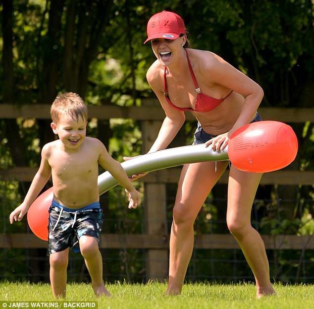"Gái hư" Danielle Lloyd hạnh phúc bên chồng con - 3 "Gái hư" Danielle Lloyd hạnh phúc bên chồng con - 3