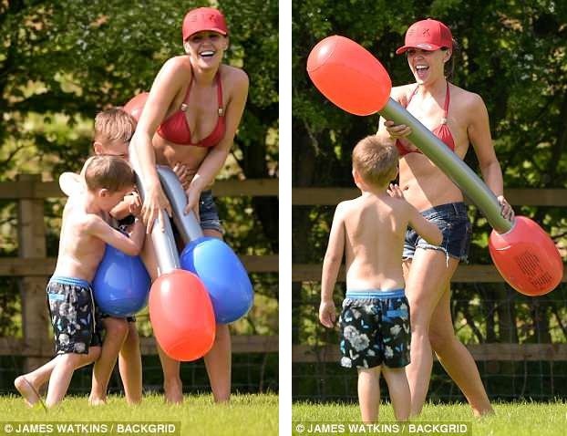 "Gái hư" Danielle Lloyd hạnh phúc bên chồng con - 2
Danielle hạnh phúc bên các con trai. Người đẹp 36 tuổi hiện đã có 4 cậu con trai, trong đó lớn nhất là 5 tuổi và bé nhất là 8 tháng tuổi.