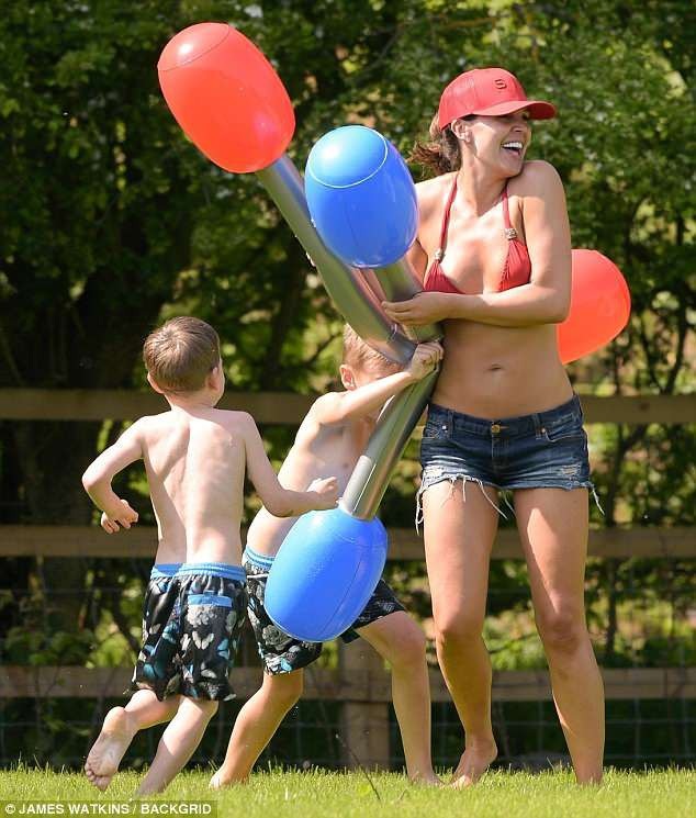 "Gái hư" Danielle Lloyd hạnh phúc bên chồng con - 1
Danielle Lloyd đưa các con trai đi chơi công viên vào ngày 16/5 vừa rồi. Cựu hoa hậu xứ Wales diện áo tắm và quần jeans ôm sát, khoe thân hình săn chắc và gợi cảm.