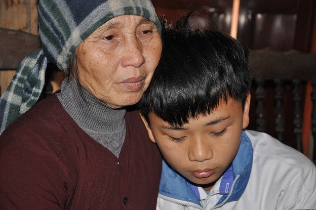 Hơn 94 triệu đồng đến với bé Chung mồ côi bố mẹ - 2 Bé Chung mồ côi bố mẹ chỉ có bà nội để dựa vào.