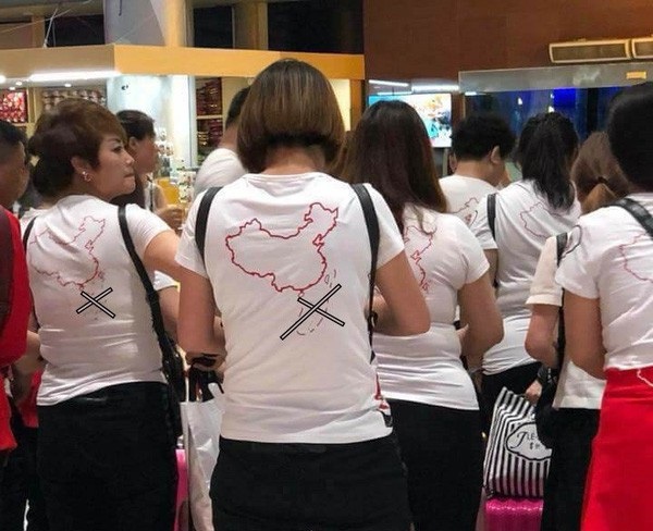 Không để tái diễn khách Trung Quốc mặc áo hình bản đồ lưỡi bò nhập cảnh vào Việt Nam - 1 Nhóm du khách Trung Quốc mặc áo hình đường lưỡi bò phi pháp khi nhập cảnh tại sân bay Cam Ranh khuya 13-5 - Ảnh: Facebook