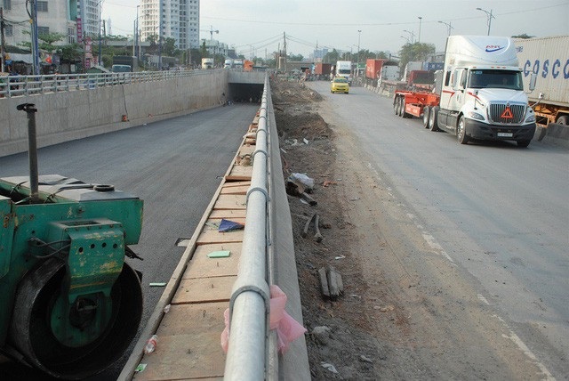 TPHCM “khát” vốn phát triển hạ tầng giao thông - 2 Hiện TPHCM vẫn chưa có nguồn vốn để khép kín đường Vành đai 2 và triển khai xây dựng đường Vành đai 3 (Trong ảnh: hầm chui nút giao Mỹ Thuỷ trên đường Vành đai 2)