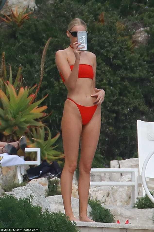 Elsa Hosk đẹp hút hồn với bikini đỏ - 5
Siêu mẫu áo tắm người Thụy Điển trở thành thiên thần Victorias Secret từ năm 2015