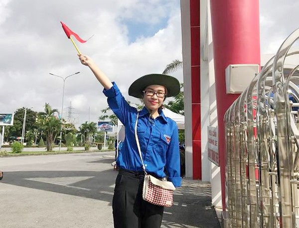 Câu chuyện truyền cảm hứng của những bạn trẻ tiêu biểu làm theo lời Bác - 1 Hình ảnh Hồng Mai truyền nhiệt huyết cho những bạn trẻ đang khoác áo xanh tình nguyện