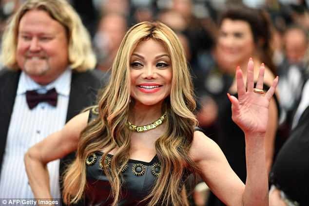 Gương mặt biến dạng vì dao kéo thẩm mỹ của chị gái Michael Jackson - 9
La Toya là người thường xuyên tiếp xúc với truyền thông trong giai đoạn Michael Jackson đột ngột qua đời vào năm 2009. Trong một bài phỏng vấn gần đây, La Toya lại nhắc tới người em trai nổi tiếng của mình và cho biết, bà luôn cảm thấy Michael ở bên.