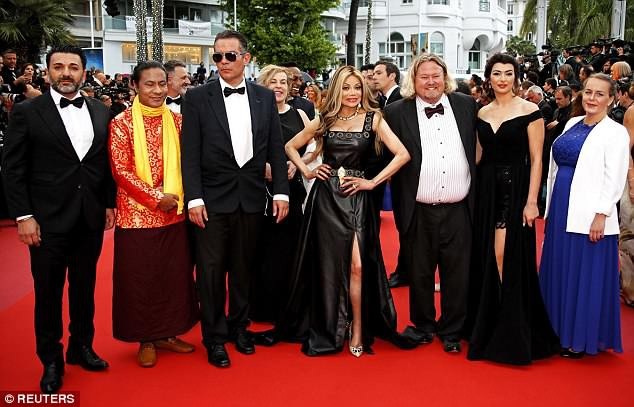 Gương mặt biến dạng vì dao kéo thẩm mỹ của chị gái Michael Jackson - 8
La Toya rất tự tin khi đứng trước các phóng viên.