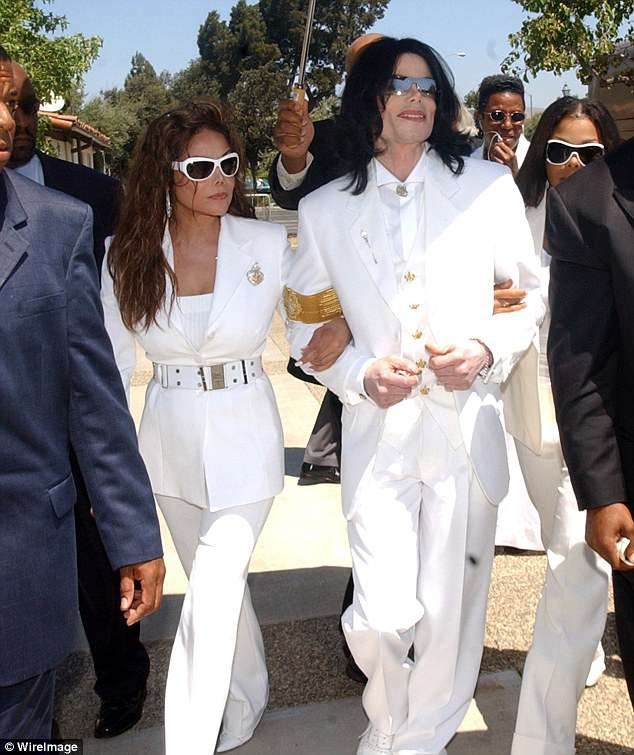 Gương mặt biến dạng vì dao kéo thẩm mỹ của chị gái Michael Jackson - 13
Trong ảnh là La Toya và cậu em trai nổi tiếng đã qua đời, Michael Jackson, cùng tham gia một sự kiện vào năm 2005.