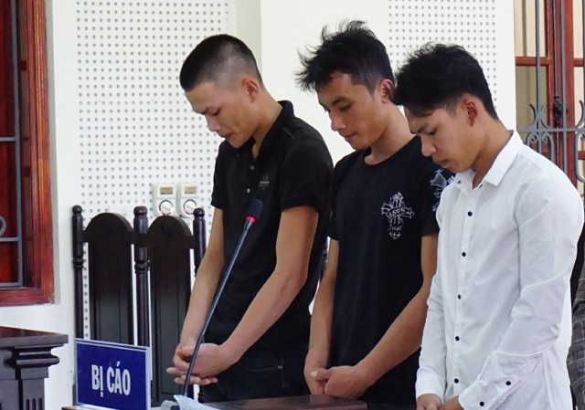 Rủ bạn vây đánh người, nam thanh niên bị đâm chết - 2 Giúp bạn đuổi đánh người, Vi Văn Cường, Lô Văn Nam, Lô Văn Tuyển bị truy tố tội Gây rồi trật tự công cộng và bị tuyên phạt mỗi người 6 tháng tù giam