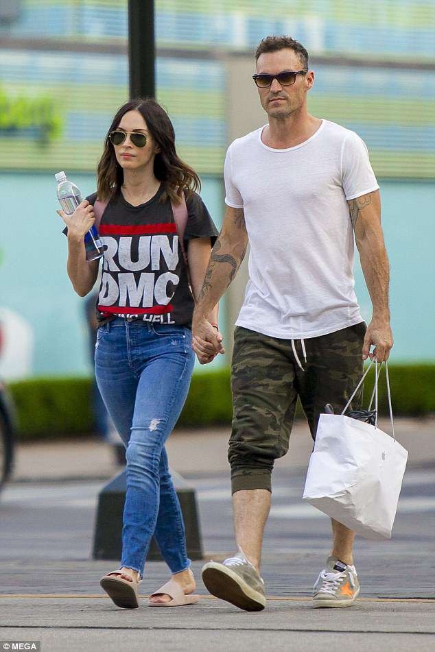 Mừng sinh nhật tuổi 32, Megan Fox hò hẹn lãng mạn với chồng - 2
Cặp đôi nắm tay nhau tình tứ như một cặp tình nhân mới lớn trên đường phố dù đã kết hôn được 8 năm và yêu nhau gần 10 năm trước đó.
