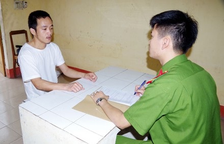 Bắt hai đối tượng sản xuất thuốc nổ - 1 Đối tượng Lê Đác Ngọc làm việc với cơ quan điều tra. (Ảnh, DQ).