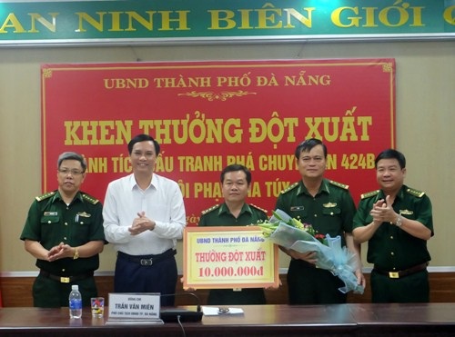 Đà Nẵng thưởng “nóng” trinh sát phòng chống ma tuý của bộ đội biên phòng - 1
Ông Trần Văn Miên - Phó Chủ tịch UBND TP Đà Nẵng trao thưởng nóng lực lượng trinh sát phòng chống ma tuý của Bộ đội biên phòng TP.