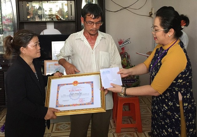 Đề xuất công nhận liệt sĩ đối với hai hiệp sĩ bị sát hại - 2 Đại diện Ban Thi đua khen thưởng tỉnh Đồng Nai trao Bằng khen của Chủ tịch UBND tỉnh cho gia đình hiệp sĩ Nguyễn Hoàng Nam (ảnh Vĩnh Thuỷ)