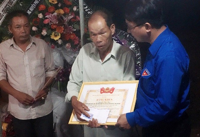 Đề xuất công nhận liệt sĩ đối với hai hiệp sĩ bị sát hại - 1
Đại diện Trung ương Đoàn trao bằng khen cho hiệp sĩ Nguyễn Văn Thôi (ảnh Doãn Công)