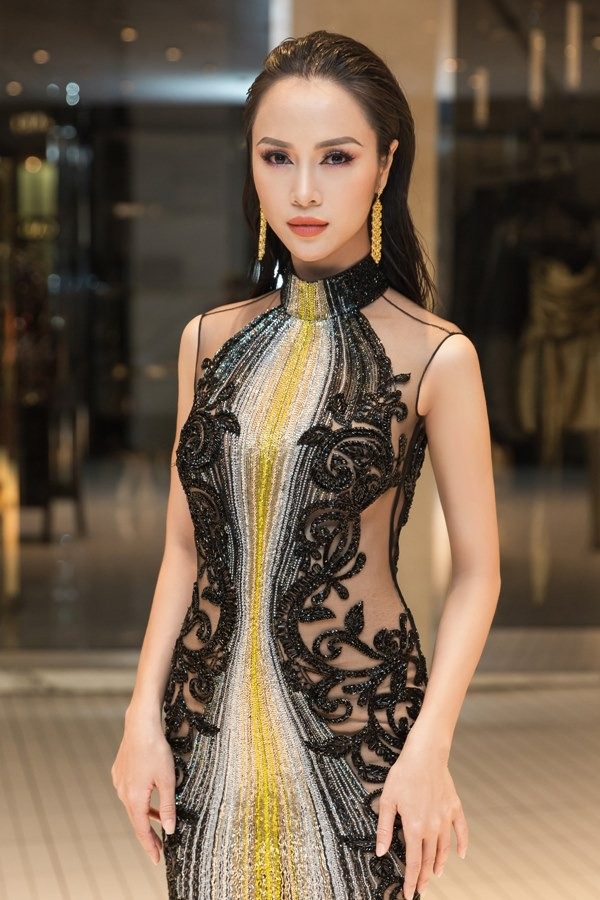 Ngay sau khi đón nhận thông tin này, Vũ Ngọc Anh đã phải lên tiếng gửi lời xin lỗi tới các cơ quan báo chí và độc giả cùng tất cả những người yêu thương mình với sự nhầm lẫn không may về thương hiệu trang phục cô diện ngày đầu tiên.