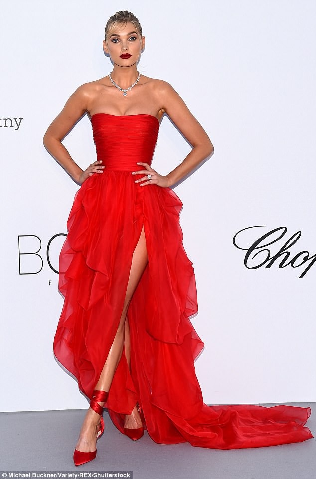 Elsa Hosk đẹp như công chúa - 1
Elsa Hosk quyến rũ dự tiệc thời trang amfAR ngày 17/5 vừa qua