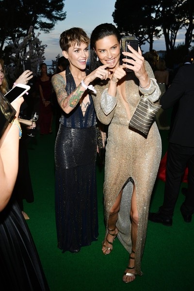 
Người đẹp vui vẻ chụp hình cùng DJ Ruby Rose
