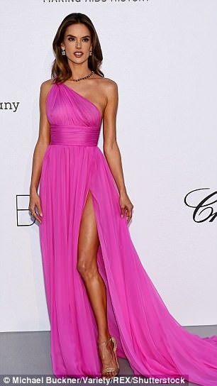 
Bà mẹ hai con khoe chân dài miên man với váy gợi cảm
