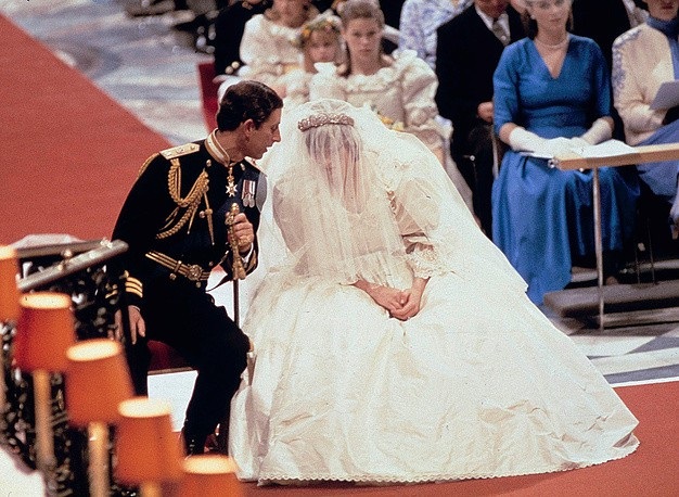 Đám cưới cổ tích và những chiếc váy cưới của hoàng gia Anh  ELLE
