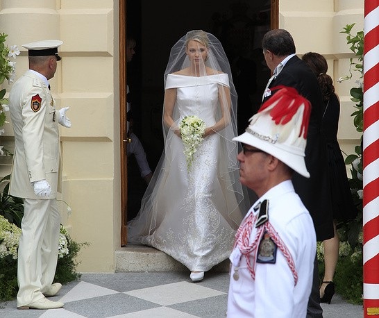 Váy cưới của Công nương Charlene trong hôn lễ với Hoàng tử Albert II tại cung điện ở Monaco năm 2011 là một thiết kế của hãng thời trang Armani.