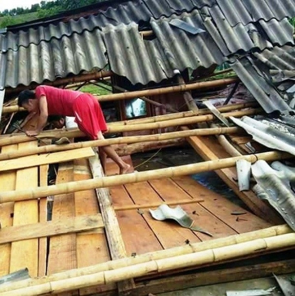 Lốc xoáy liên tục xuất hiện, nhiều địa phương bị ảnh hưởng nặng nề - 6 Người dân đang cố gắng khắc phục hậu quả sau trận lốc xoáy.