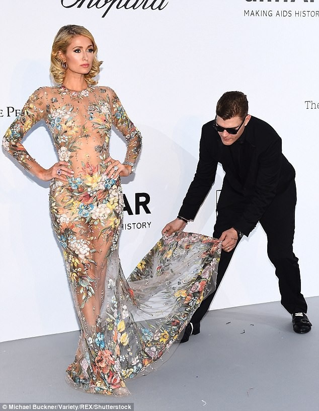 
Paris Hilton được bạn trai Chris Zylka chỉnh váy khi dự sự kiện tại Cannes ngày 17/5 vừa qua
