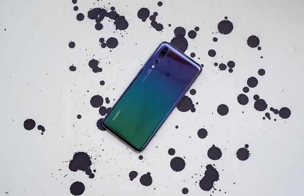 Những điểm "xứng đáng đồng tiền" trên smartphone 3 camera Huawei P20 Pro - 2 Để đạt được số điểm trên, Huawei đã đưa vào máy ba ống kính Leica với độ phân giải cao nhất so với các dòng điện thoại thông minh khác trên thị trường hiện nay, với cấu hình máy ảnh bao gồm ống kính màu RGB 40MP, ống kính đơn sắc 20MP và ống kính tele 8MP.