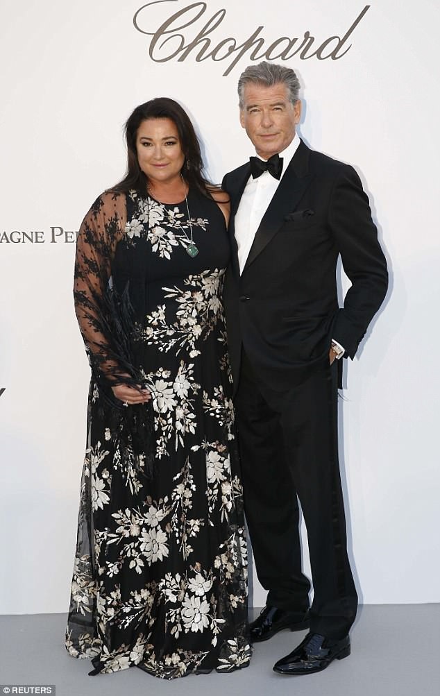 "Điệp viên 007" Pierce Brosnan hôn vợ say đắm tại sự kiện - 12
Hai người có với nhau hai cậu con trai, Dylan, 21 tuổi; và Paris, 17 tuổi. Ngoài ra, Pierce còn có hai đứa con với người vợ đầu tiên, Chris, 45 tuổi và Sean, 34 tuổi.