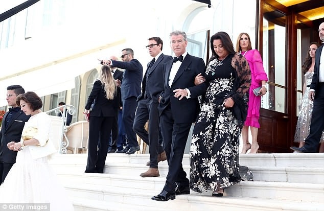 "Điệp viên 007" Pierce Brosnan hôn vợ say đắm tại sự kiện - 10
Vợ chồng Pierce chưa bao giờ có ý định chia tay từ khi họ gặp gỡ lần đầu tiên ở Mexico vào năm 1994.