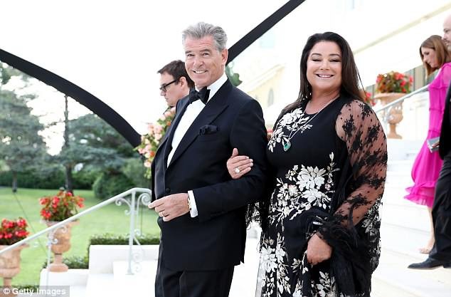 "Điệp viên 007" Pierce Brosnan hôn vợ say đắm tại sự kiện - 9
Người đàn ông quyến rũ bậc nhất Hollywood luôn yêu vợ rất nồng nhiệt và chân thành dù vợ ông không phải là người phụ nữ đẹp nhất, ngày càng tăng cân và già đi.
