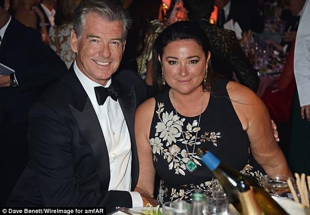 "Điệp viên 007" Pierce Brosnan hôn vợ say đắm tại sự kiện - 13
Không phải là những người bạn diễn xinh đẹp, quyến rũ, Pierce Brosnan luôn chỉ sánh đôi với vợ trong các sự kiện mà ông được mời tham dự. Nếu không bận rộn với công việc, tài tử 65 tuổi chỉ thích đi du lịch cùng vợ.