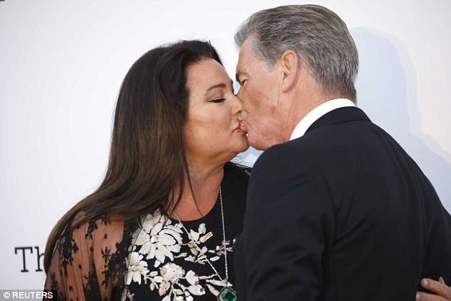 "Điệp viên 007" Pierce Brosnan hôn vợ say đắm tại sự kiện - 6
Pierce Brosnan làm đám cưới với nữ nhà báo kiêm nhà sản xuất điện ảnh Keely vào năm 2001, 10 năm sau khi người vợ đầu tiên của ông - Cassandra Harris qua đời vì bệnh ung thư. Sau nhiều năm chung sống, Pierce vẫn rất xúc động và đầy ngưỡng mộ khi nhắc đến sự ủng hộ mà Keely luôn dành cho ông trong tất cả các bài phỏng vấn chia sẻ về gia đình.