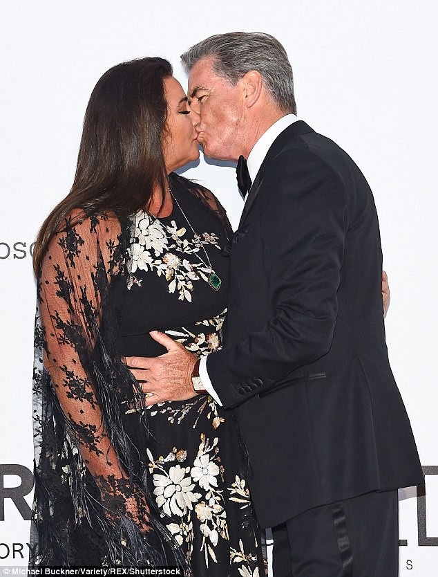 "Điệp viên 007" Pierce Brosnan hôn vợ say đắm tại sự kiện - 5 "Điệp viên 007" Pierce Brosnan hôn vợ say đắm tại sự kiện - 5