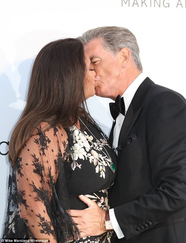 "Điệp viên 007" Pierce Brosnan hôn vợ say đắm tại sự kiện - 3
Nụ hôn của Pierce Brosan dành cho người bạn đời của mình khiến fan và truyền thông ngưỡng mộ.