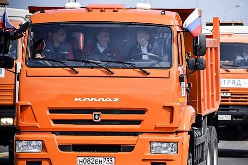 Cảnh vệ Nga nói về việc ông Putin không thắt dây an toàn ở cầu Crimea - 1
Hình ảnh Tổng thống Putin lái xe tải vào hôm 15/5. Ảnh: Getty.