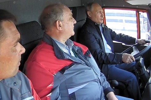 Cảnh vệ Nga nói về việc ông Putin không thắt dây an toàn ở cầu Crimea - 2
Tổng thống Putin ngồi sau vô lăng, không thắt dây an toàn, vừa lái xe tải vừa nói chuyện với người ngồi bên cạnh. Ảnh: RT.