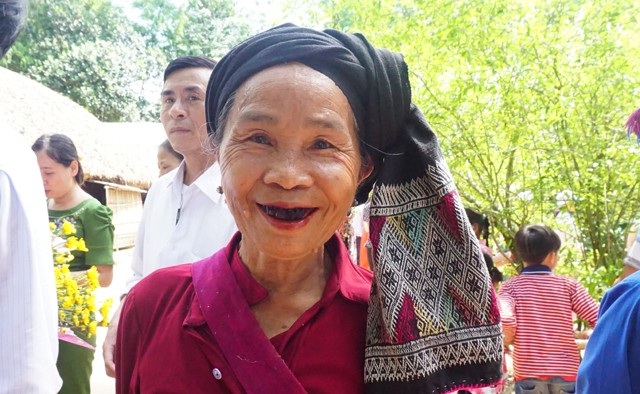 Triệu tấm lòng về với "quê chung" - 5 Bà Lương Thị Oanh vui mừng được về thăm quê Bác trong dịp sinh nhật Người