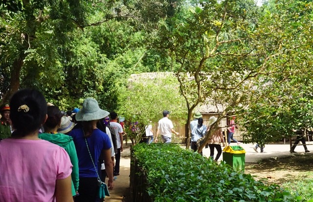 Triệu tấm lòng về với "quê chung" - 2 Dòng người về thăm căn nhà đơn sơ tại Làng Sen - nơi Bác Hồ trải qua những năm tháng ấu thơ