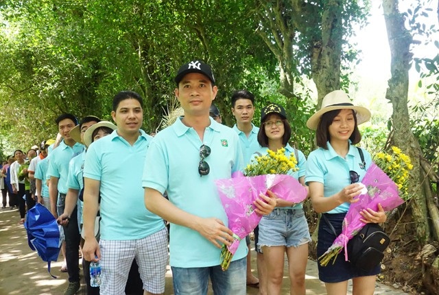 Triệu tấm lòng về với "quê chung" - 3 Trong ngày sinh nhật Bác, triệu bước chân của những người con đất Việt đã về với Kim Liên - quê của muôn quê, tưởng nhớ Chủ tịch Hồ Chí Minh, người đã cống hiến cả cuộc đời cho sự nghiệp giải phóng dân tộc