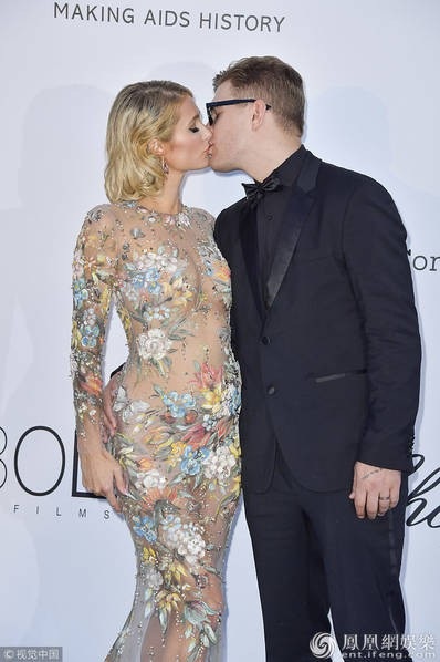 Dàn "thiên thần" nội y đọ dáng tại Cannes - 32
Paris Hilton dẫn theo bạn trai tới dự sự kiện.